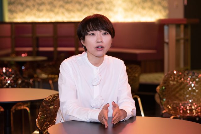 人, テーブル, 屋内, 座る が含まれている画像
自動的に生成された説明