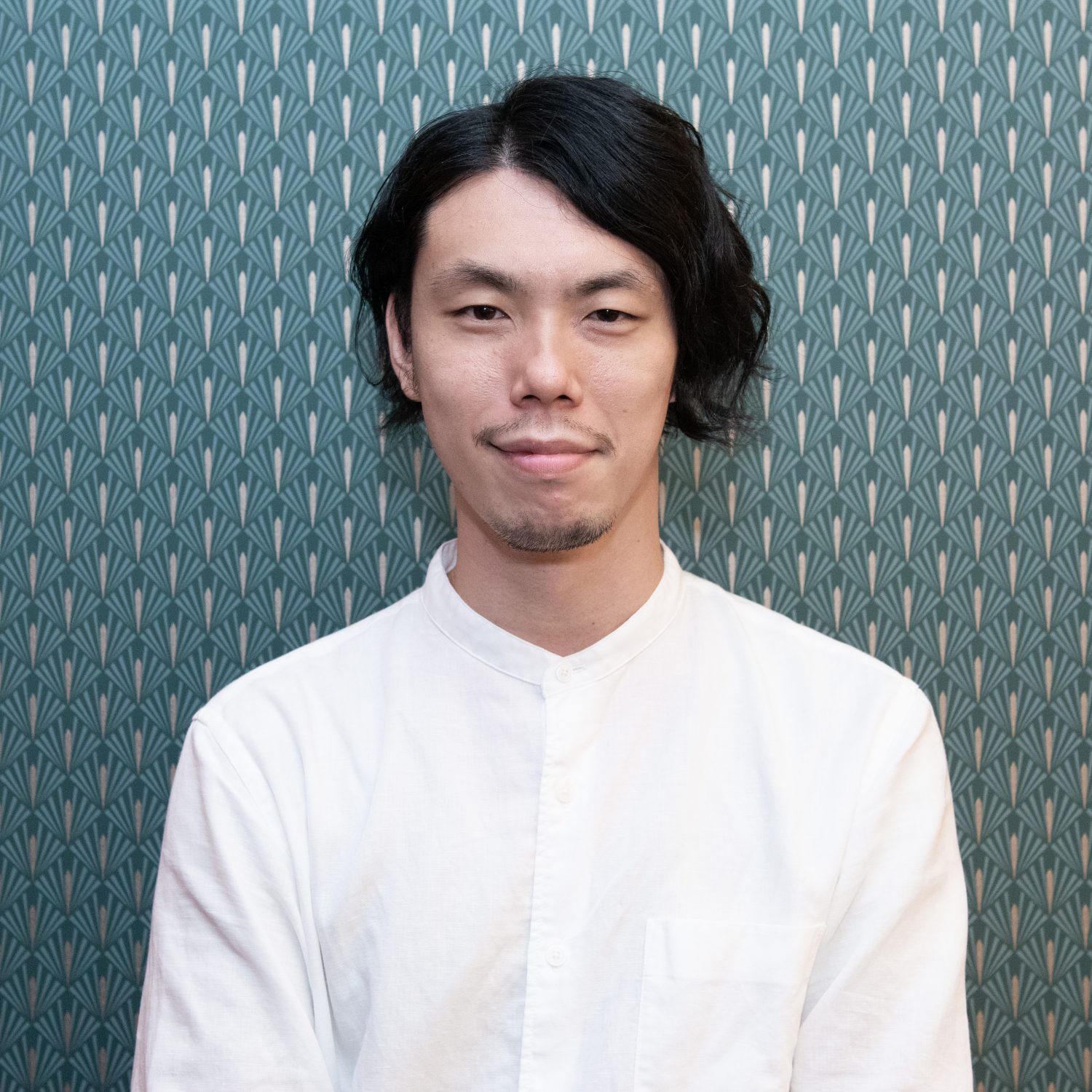 白いシャツを着た男性
自動的に生成された説明