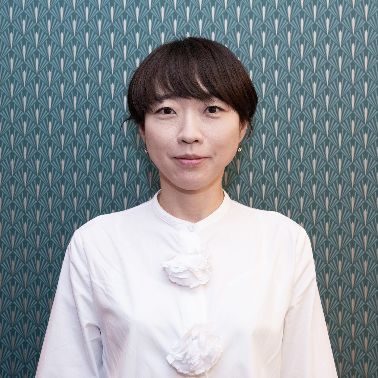 白いシャツを着ている男の子
自動的に生成された説明