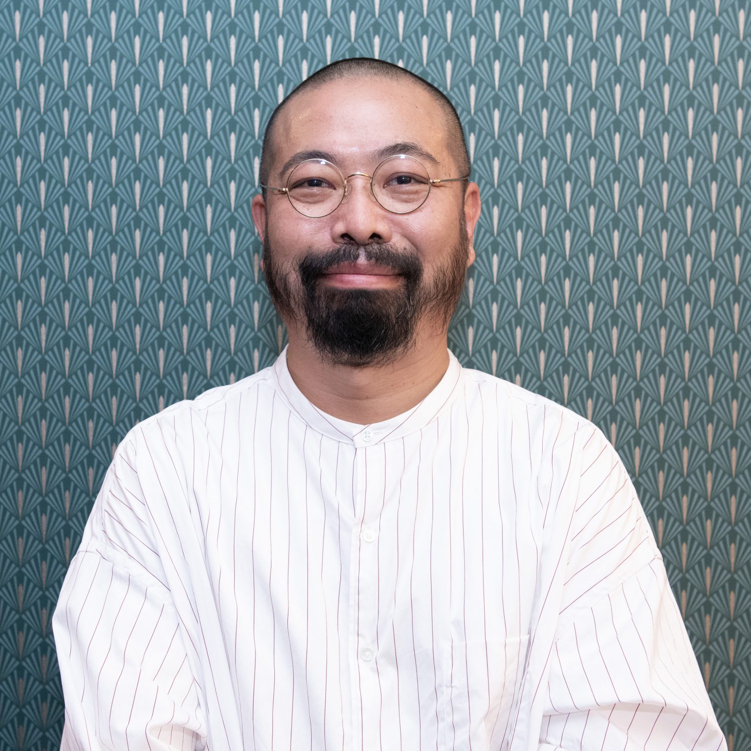 白いシャツを着ている男性
自動的に生成された説明